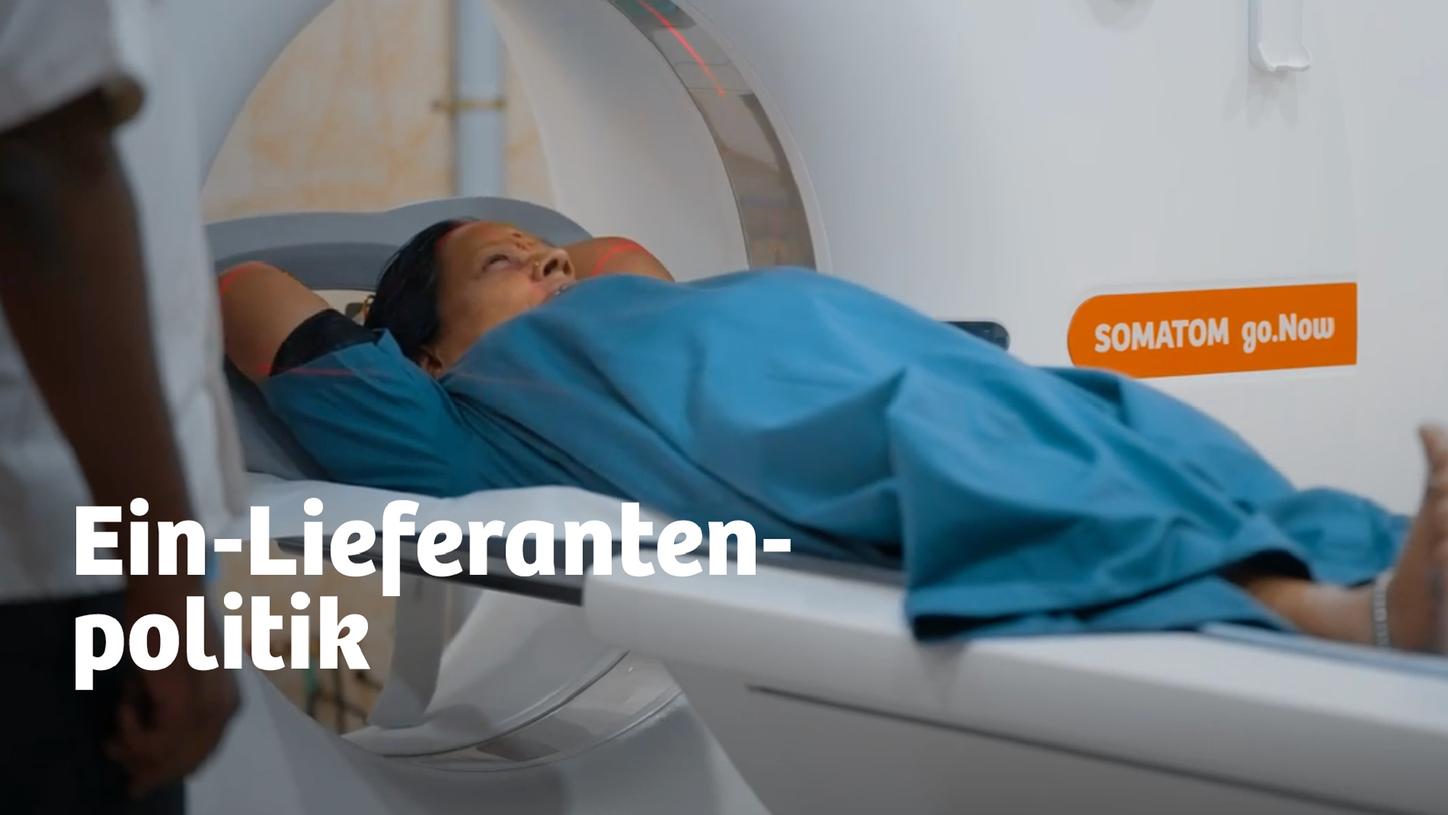 Eine Patientin wird im Computertomographen untersucht. 