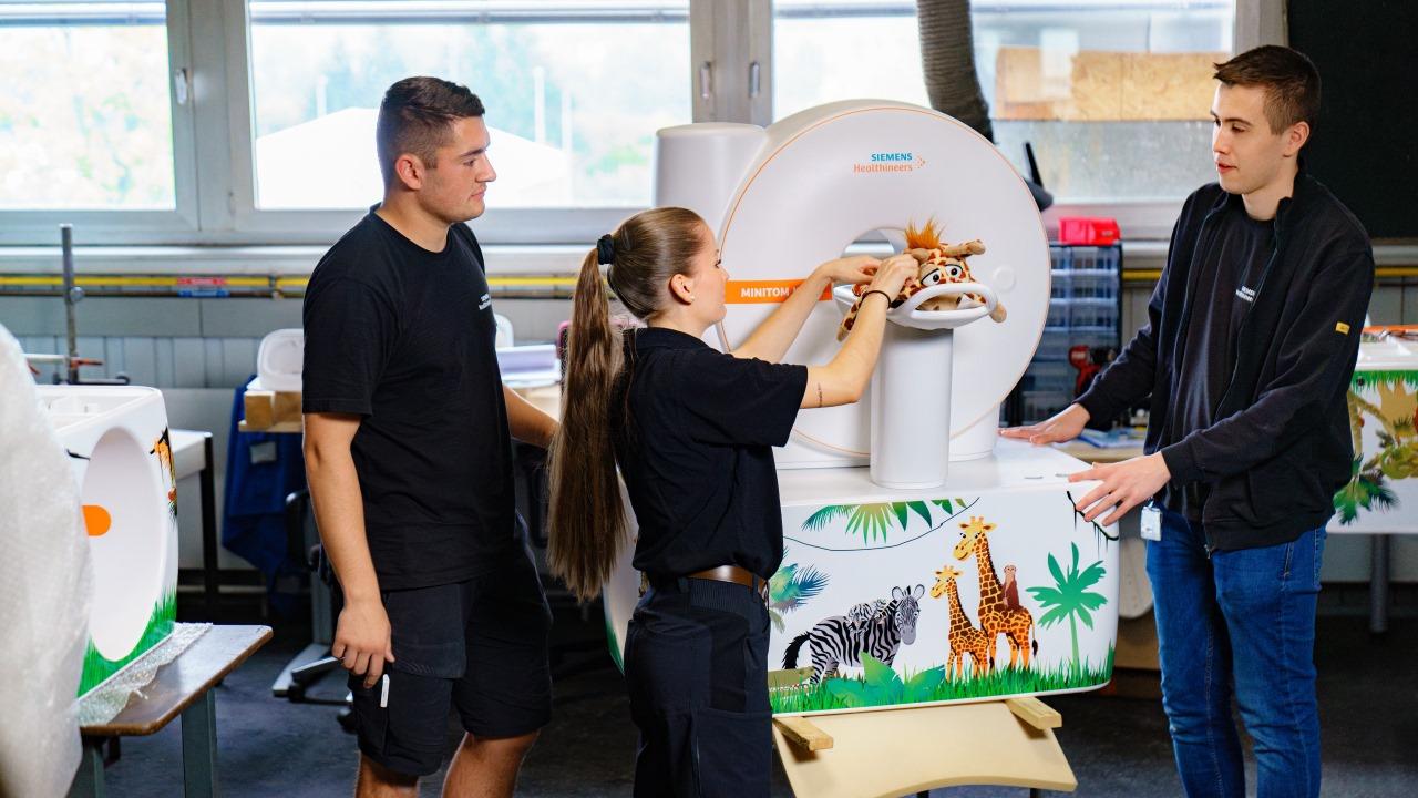 The apprentices Hannes Schwenk (left), Veronika Ott and Tim Scharnagl working on the MINITOM Kids.