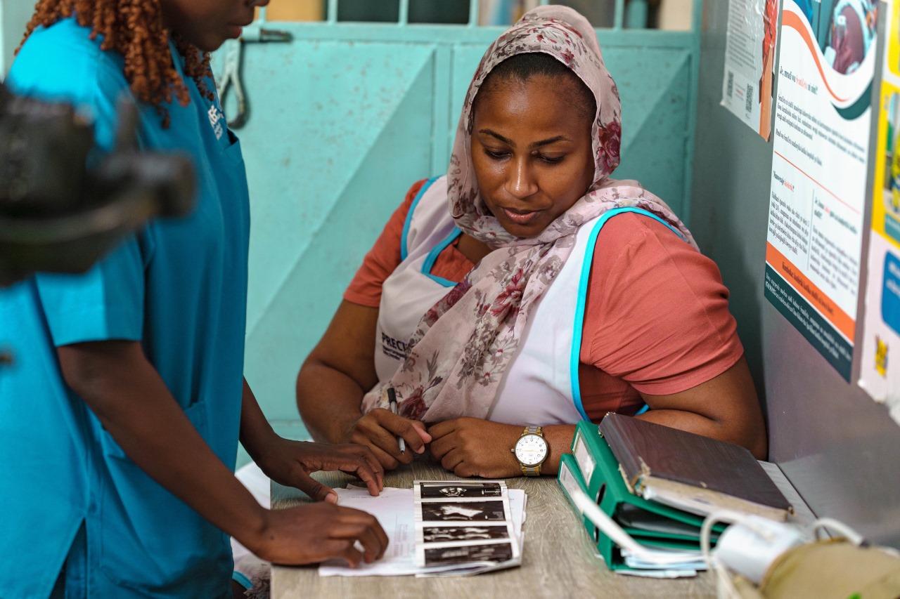 Radiographer Stacy Otieno showing ultrasound images to a patient.