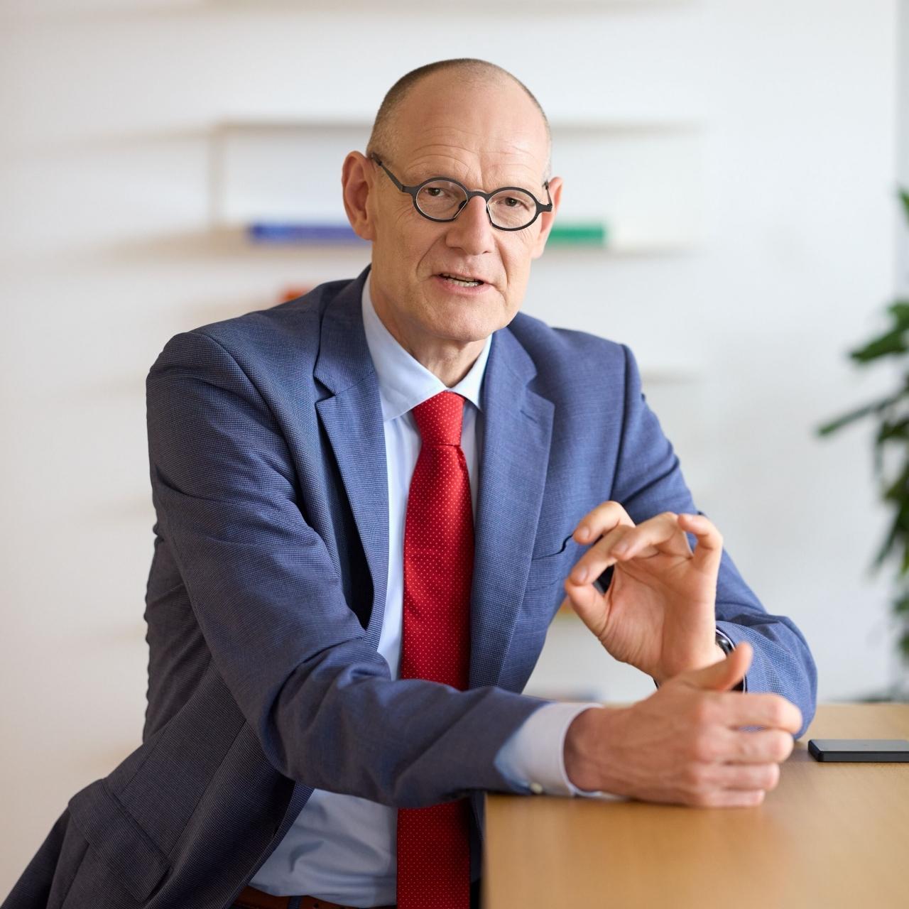 Dr. Bernd Montag