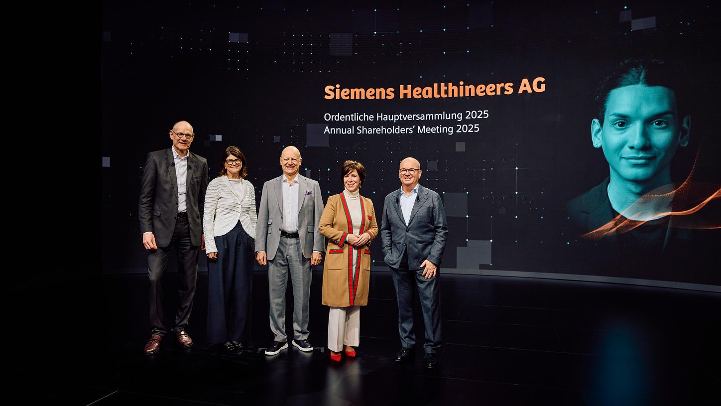 At the Siemens Healthineers AG Annual Shareholders’ Meeting 2025: Bernd Montag, CEO, Elisabeth Staudinger, MBM, Ralf P. Thomas, Chair of the Supervisory Board, Darleen Caron, CHRO, Jochen Schmitz, CFO (from left to right)