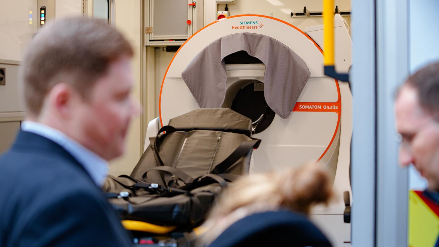 The mobile solution for stroke diagnosis from Siemens Healthineers is designed to speed up time-critical therapy decisions. At the heart of the innovation is the computed tomography (CT) scanner Somatom On.site, which can be integrated into an ambulance. 
